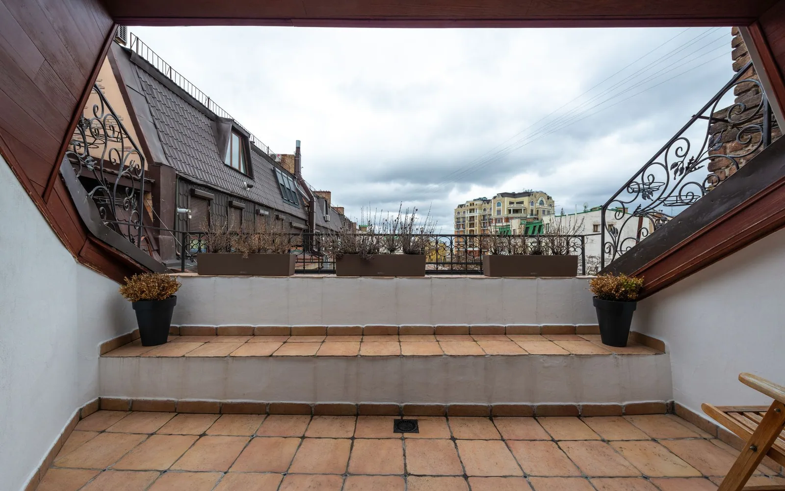 La terraza vacía antes de la instalación