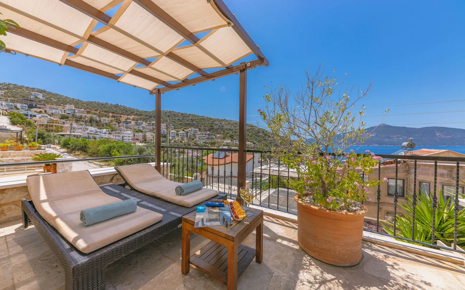 La terraza con la pérgola instalada y amueblada