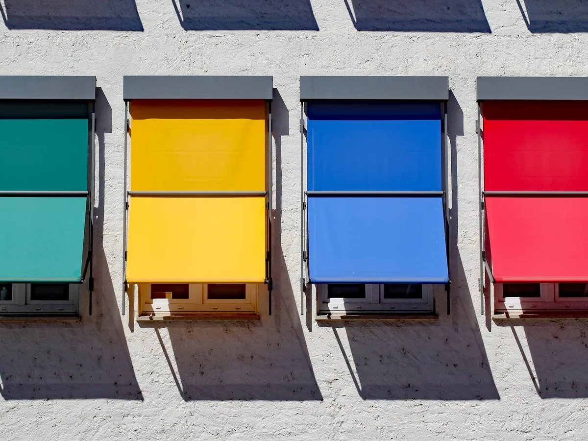 Toldos de colores en la fachada de un local