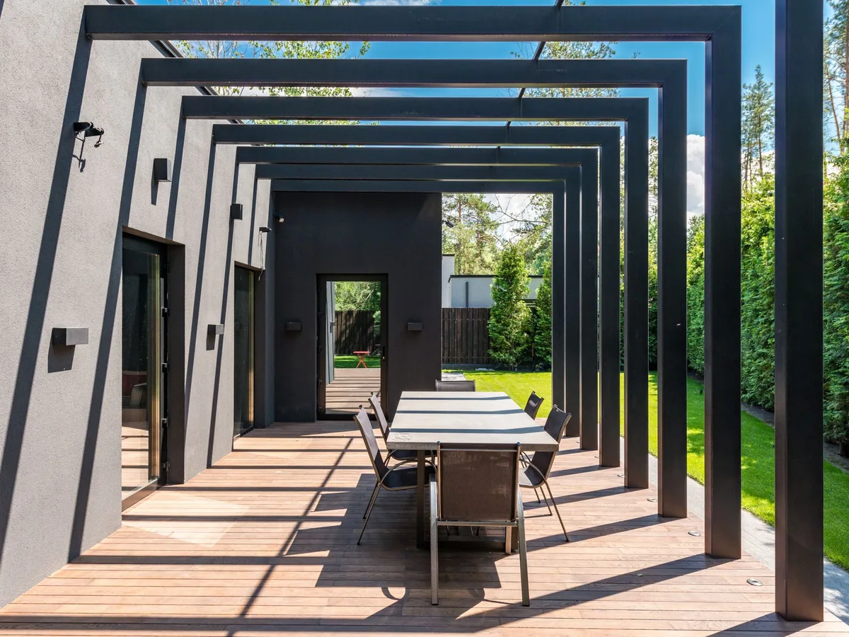 Pérgola bioclimática de aluminio con lamas orientables