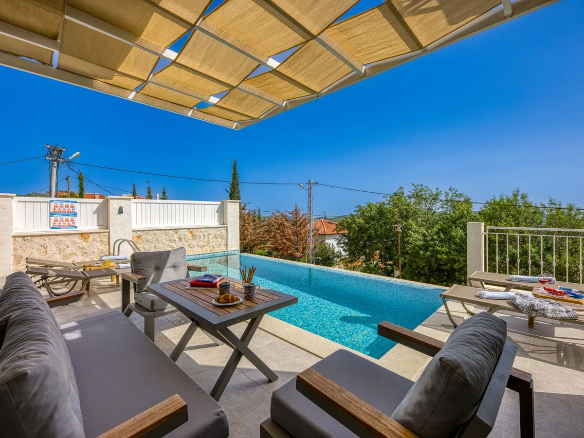 Toldo sobre una terraza con tumbonas