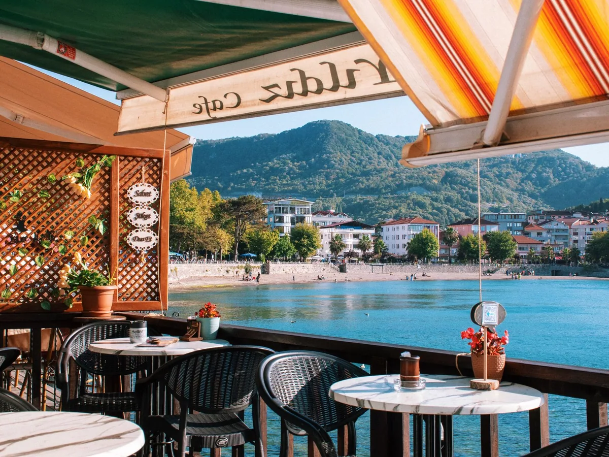 Terraza de restaurante con toldo