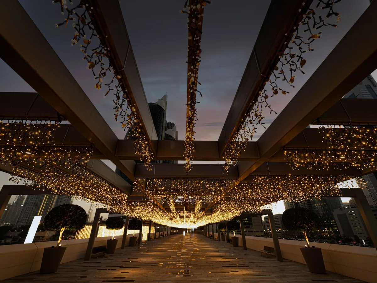 Pérgola iluminada de noche