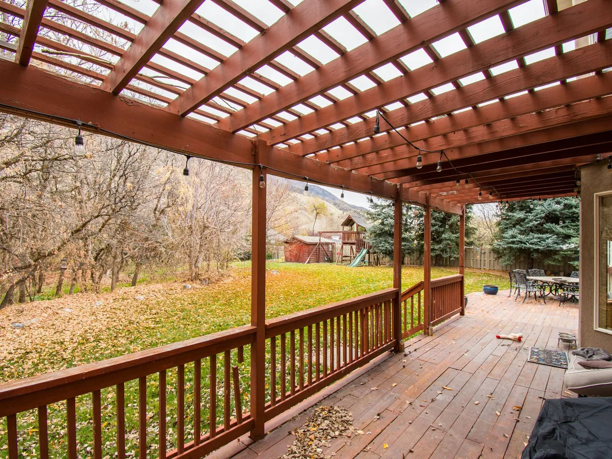 Pérgola de madera sobre tarima